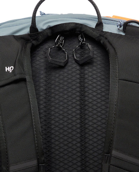 Mammut Nirvana 28 - Svart ryggsäck med fokus på detaljer för bärsystem och dragkedjor
