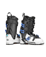 Scarpa GEA toppturspjäxor i vitt och svart med blå detaljer, visade från sidan.