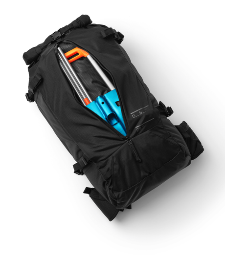 D_b_ Snow Pro Backpack 25L i svart med lavmutrustning synlig i det öppnade facket.