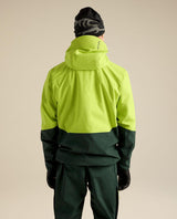 Arc'teryx Rush Jacket Men i Mantis/Dark Jade visad bakifrån på skidåkare, slitstark GORE-TEX-skidjacka.