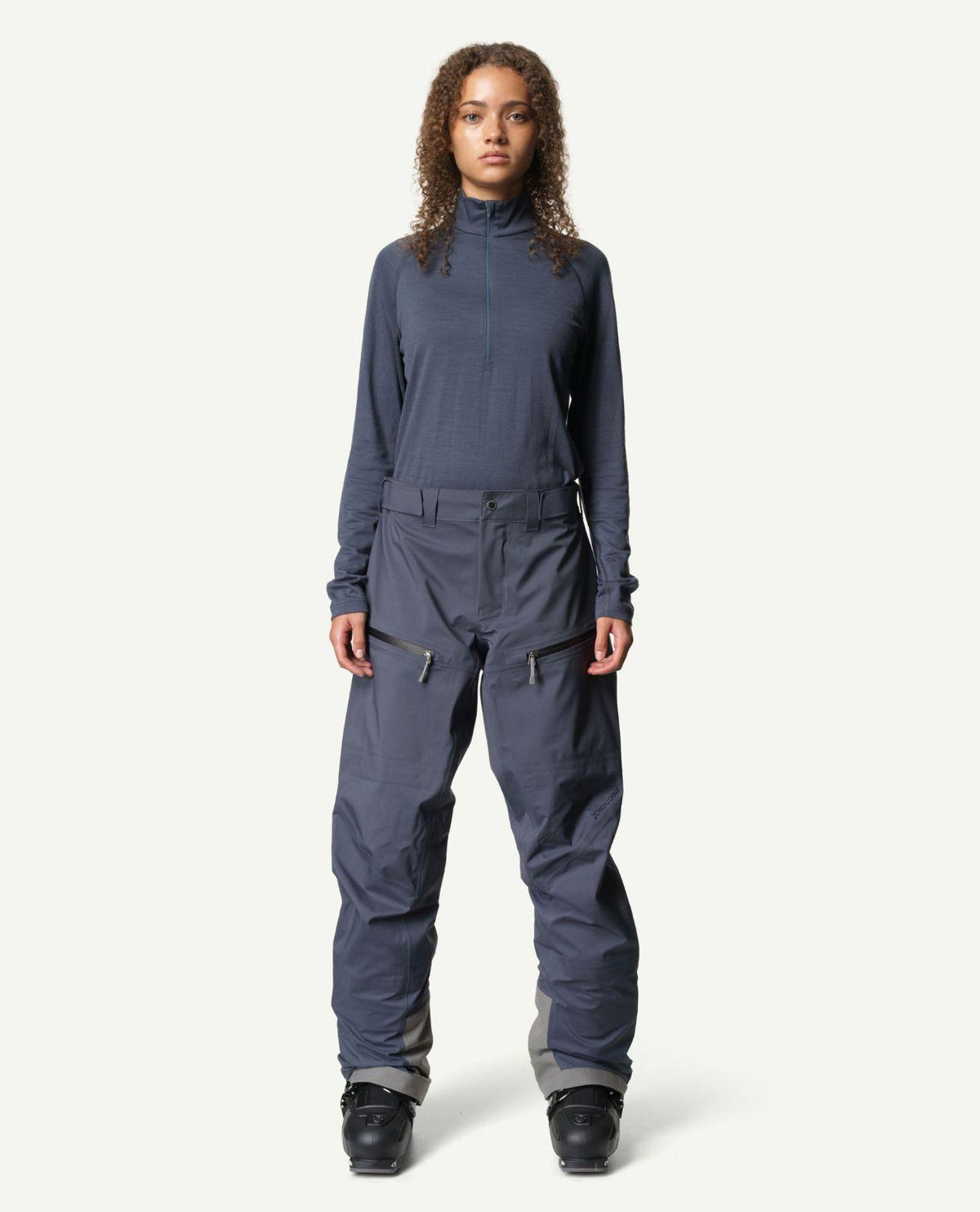 Houdini Ride Pants II dam i färgen hombre blue, påbyltade för skidåkning.