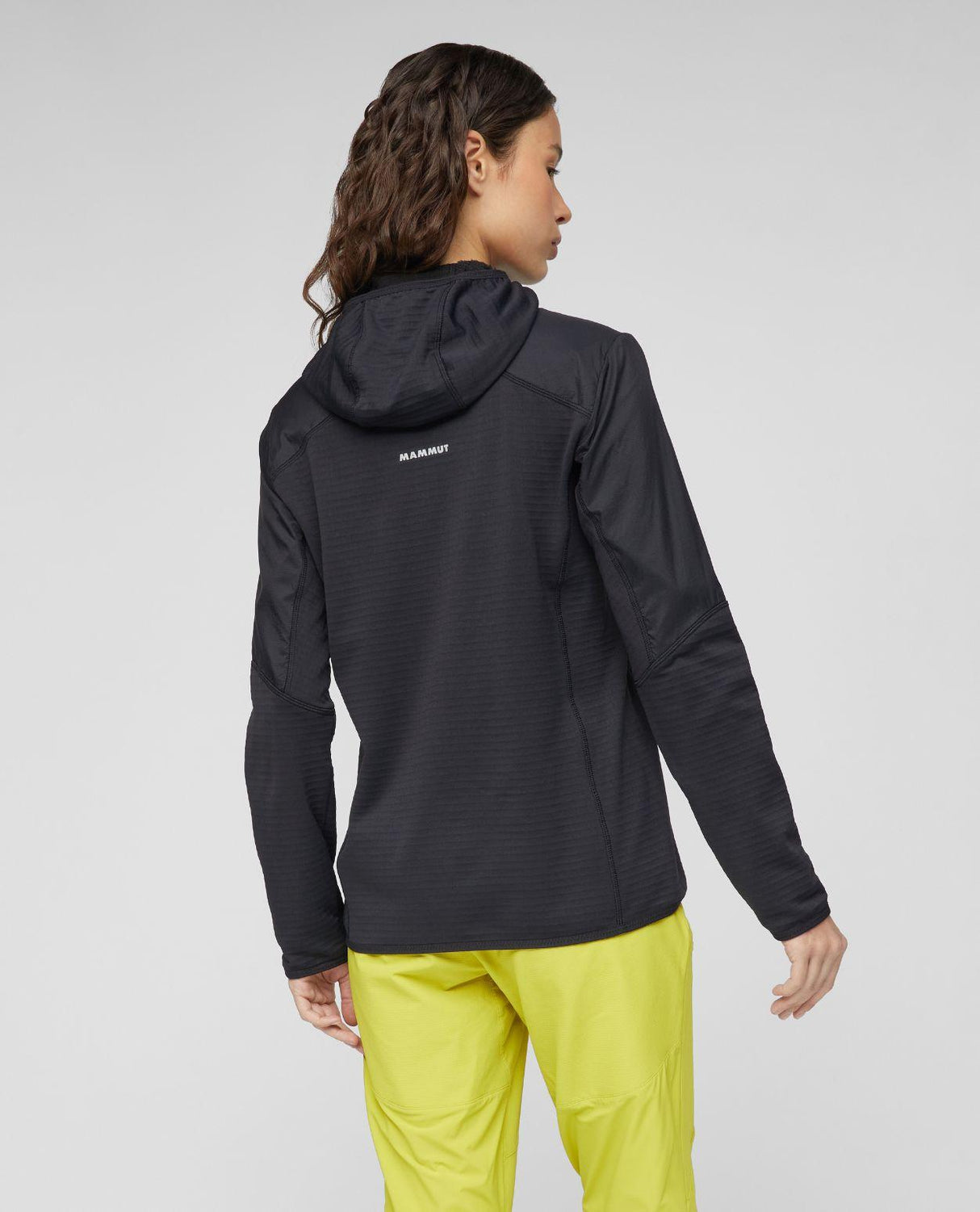Mammut Aenergy ML Hybrid Hooded Jacket dam i svart färg visad bakifrån på modell.