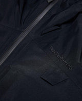 Närbild på den svarta skidjackan Alpine Gore-Tex Insulated Jacket från Peak Performance med broderad logotyp.