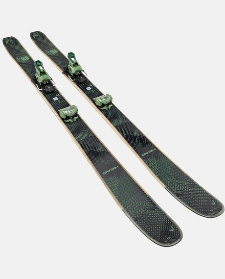Head Kore 106 Ti freerideskidor i svart och grönt med monterade bindningar för storfjällsåkning.