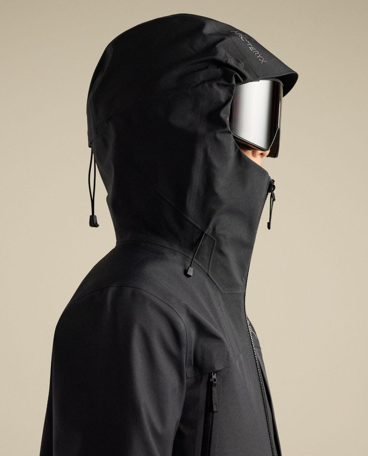 Arc'teryx Sentinel Jacket Women i svart med huva och skidglasögon.