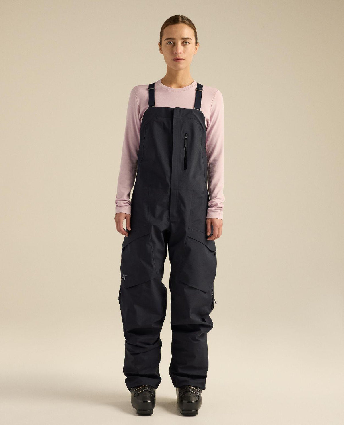 Arc'teryx Sentinel Bib Women - Svart skidbyxa för dam med hängslen framifrån.