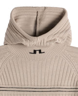Detaljbild på hals och huva av J.Lindeberg Hilda Knitted Rib Hoodie dam i beiget stickat material.
