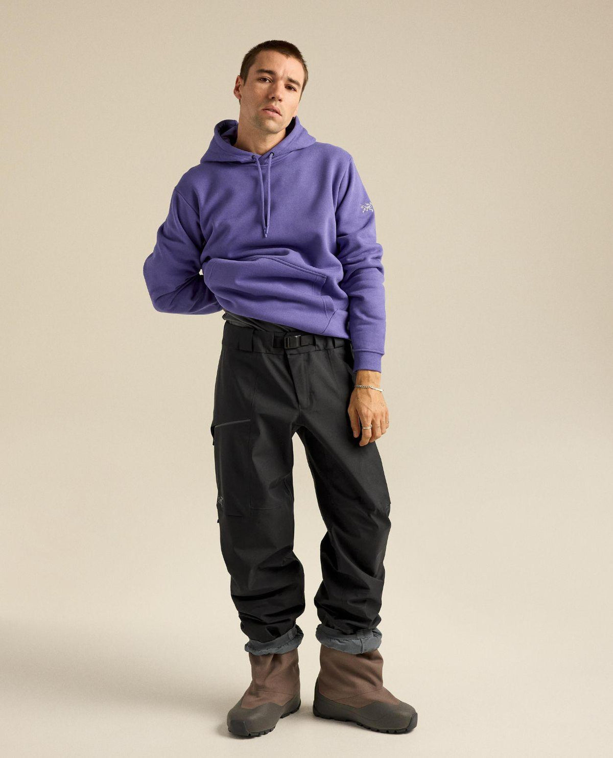Arc'teryx Sabre Pant Men i svart, tekniska skidbyxor med ledig passform i GORE-TEX på modell.