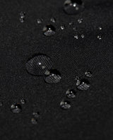 Vattendroppar på det svarta hardshell-materialet till Mammut Haldigrat HS Hooded Jacket