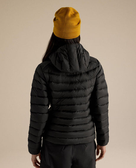 Arc'teryx Cerium Hoody Women i svart bärs bakifrån med huva och gul mössa.