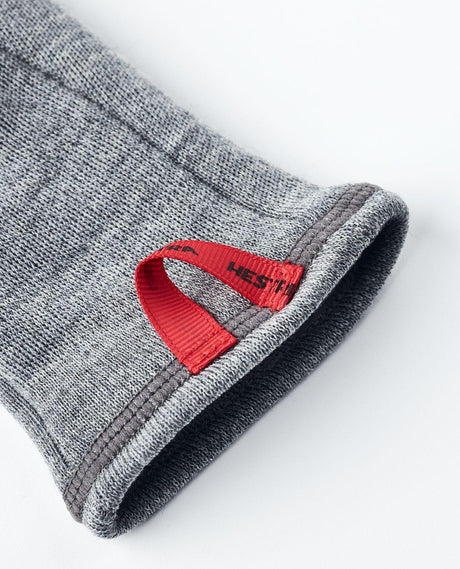 Hestra Gravita Merino Liner Mitt grå vante med röd hängögla i kragen