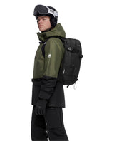 Mammut Nirvana 28 - Svart skidryggsäck buren av skidåkare med grön jacka.