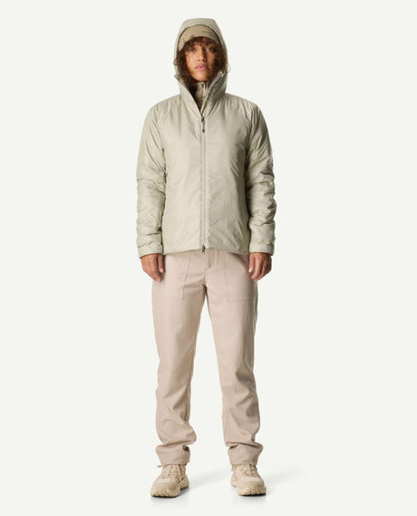 Houdini Dunfri Women i färgen Greenish Gray på modell framifrån med huva på.