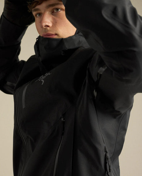 Arc'teryx Sabre Jacket Men - Svart väderskyddande skidjacka med hög krage och logotyp på bröstet.