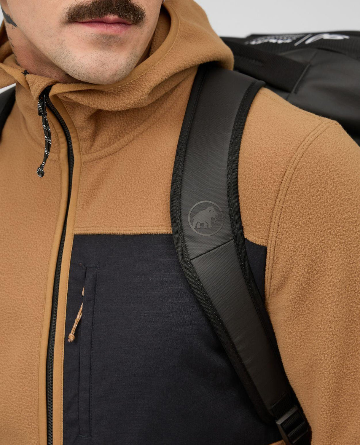 Mammut Wheeled Cargo 90 - Detaljbild på axelrem och logotyp på väskan