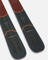 Völkl M7 Mantra allmountainskidor med tydlig grafik och måttangivelser på ovansidan.