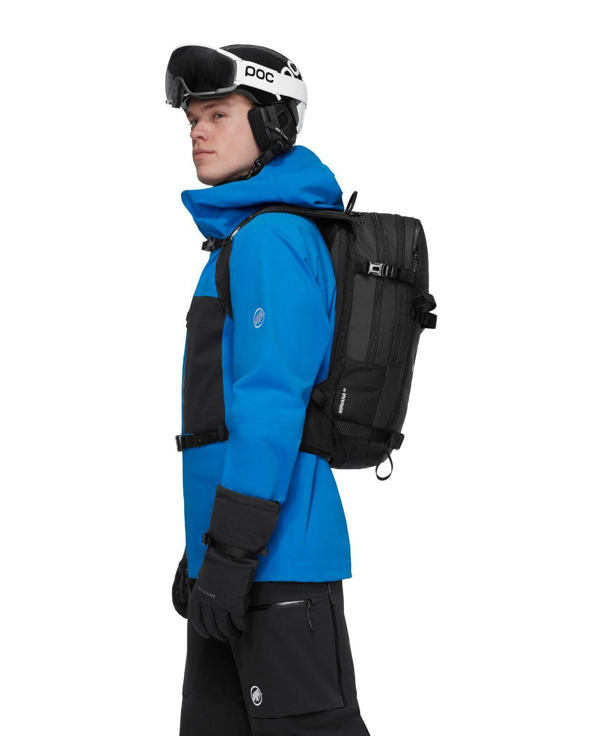 Mammut Nirvana 22 svart skidryggsäck buren av skidåkare i blå jacka och vit hjälm