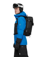 Mammut Nirvana 22 svart skidryggsäck buren av skidåkare i blå jacka och vit hjälm
