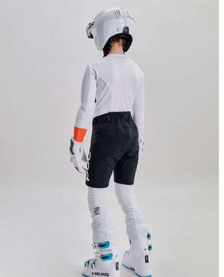 POC Junior Race Shorts i svart färg visade bakifrån på ung skidåkare i raceutrustning.