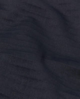 Närbild på det svarta funktionsmaterialet hos Mammut Aenergy ML Hybrid Hooded Jacket för herrar. Alpingaraget