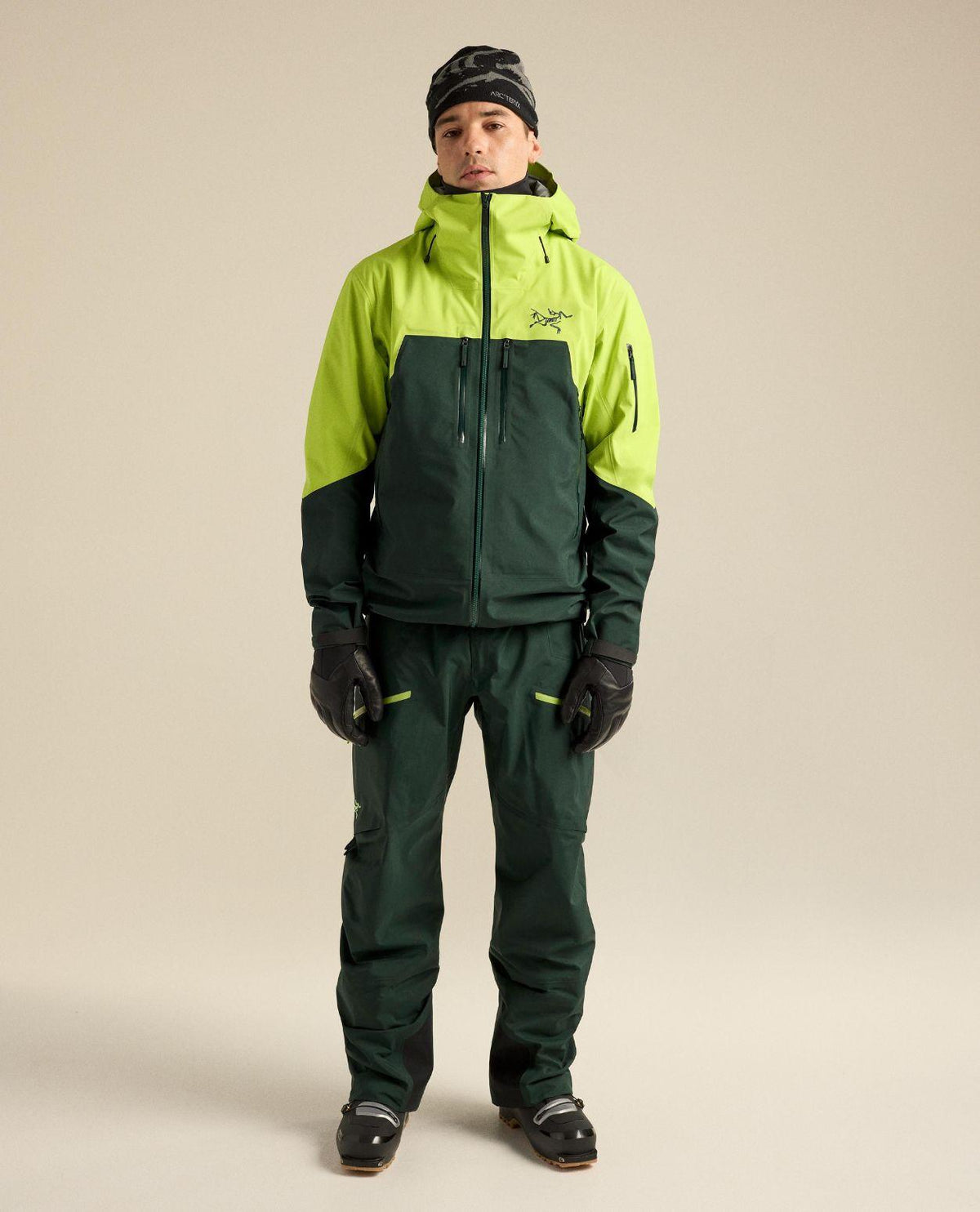Arc'teryx Rush Jacket Men i mantis och dark jade på modell iförd skidutrustning.