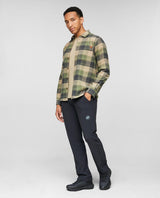 Mammut Trovat Longsleeve Shirt Men i färg Gabbro-Marsh på modell i avslappnad stil - Alpingaraget