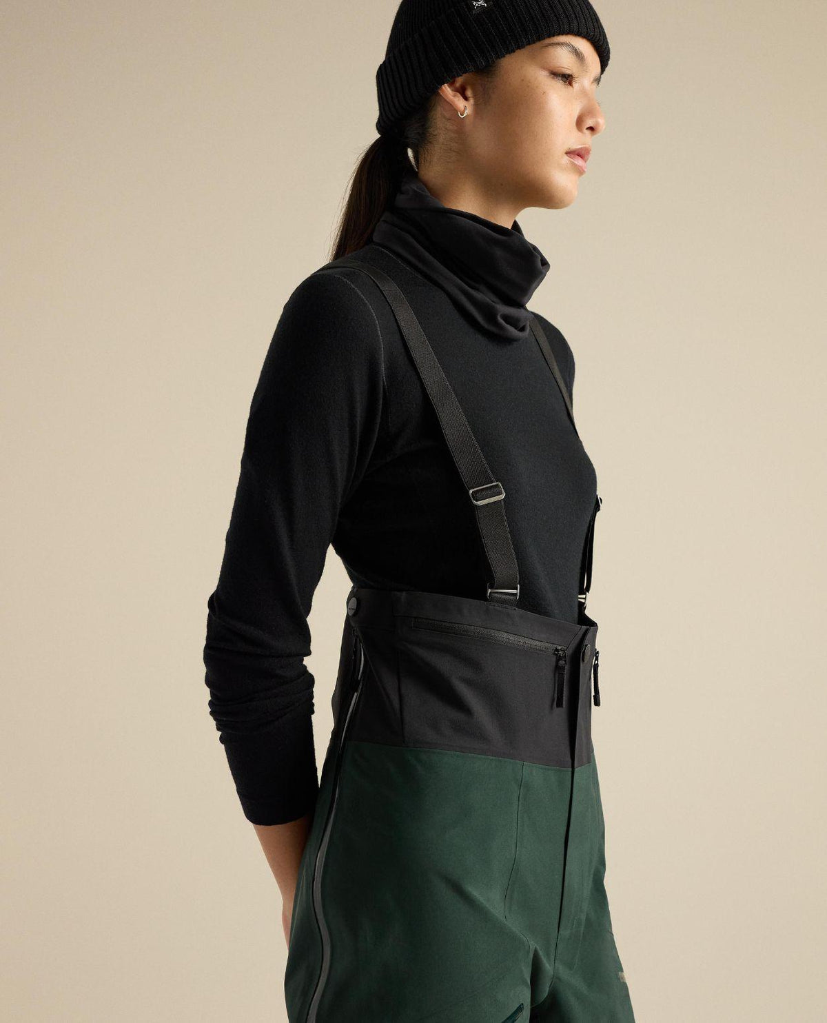 Arc'teryx Rush Bib Pant Women - Dark Jade GORE-TEX Pro skidbyxor för dam med hängslen.