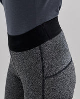 POC Layer Cut Resistant Tights dam i svart med skuret strykresår och tåligt material för alpina raceåkare.