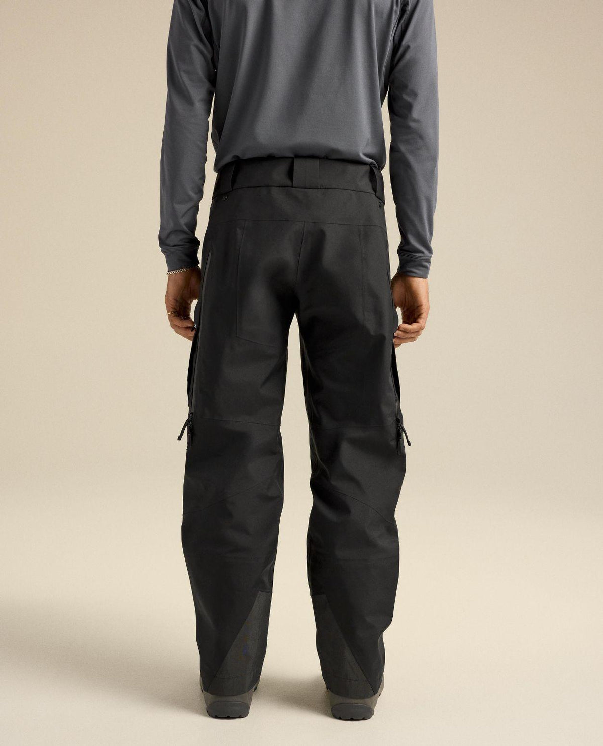 Arc'teryx Sabre Pant för herrar i svart GORE-TEX visas bakifrån på modell för att visa passform.
