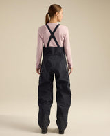 Baksida av svarta damställda skidbyxor Arc'teryx Sentinel Bib Women på modell med stretchpanel i midjan.