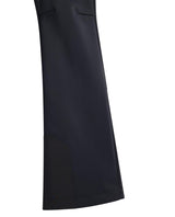 J.Lindeberg Aviana Softshell Bib Pant Women - Svart skidbyxa för dam som visar en närbild på benslut och förstärkning.