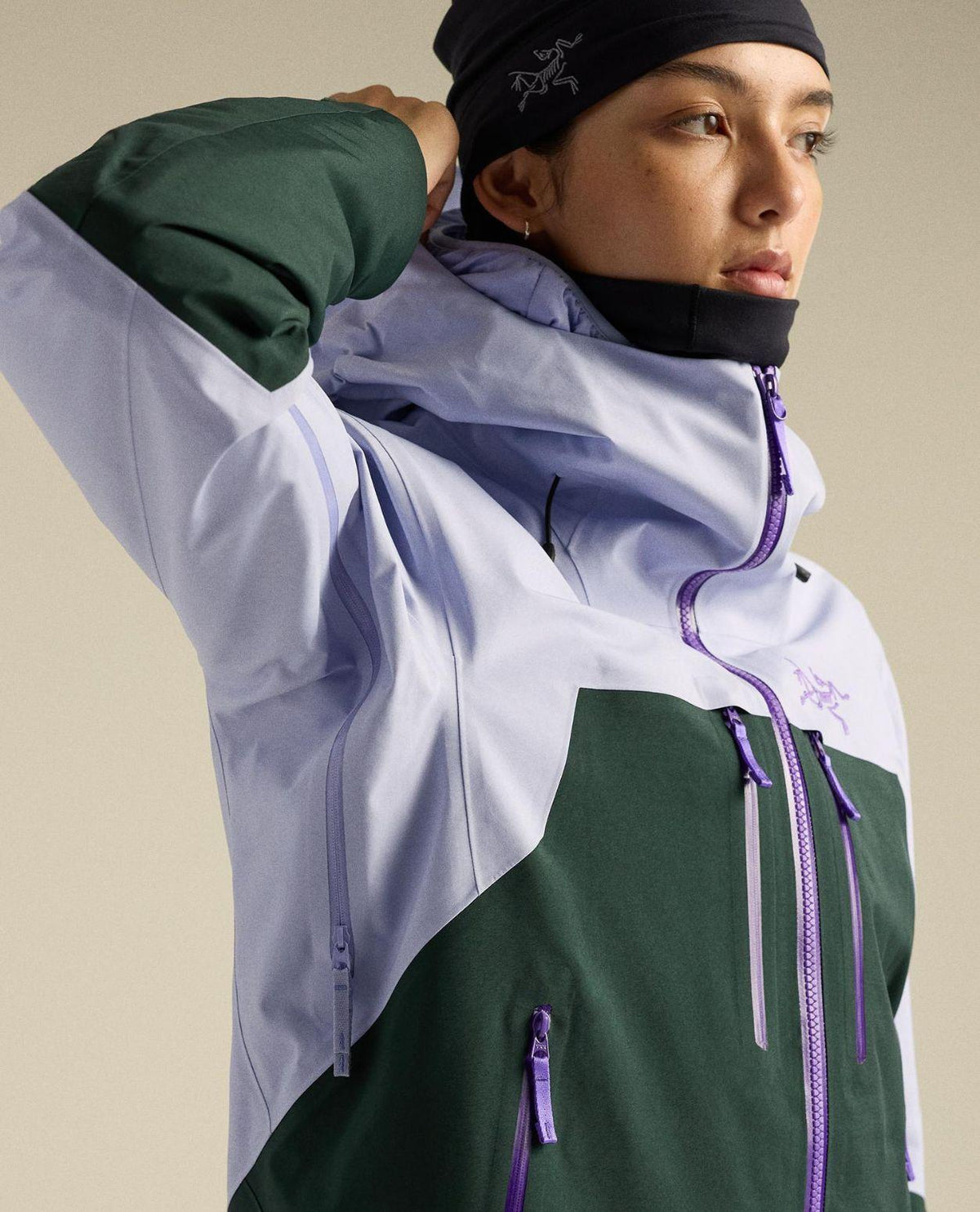 Arc'teryx Rush Jacket dam i färg Mistline Flerfärgad på modell som visar huva och krage.