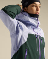 Arc'teryx Rush Jacket dam i färg Mistline Flerfärgad på modell som visar huva och krage.