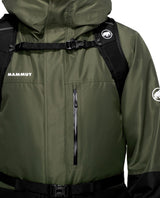 Mammut Nirvana 28 skidryggsäck visad på modell med bekväm passform under toppturen.