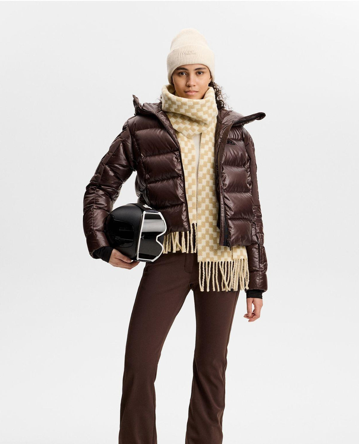 J.Lindeberg Nerina Down Jacket Women i brunt med skidvänlig stil på Alpingaraget