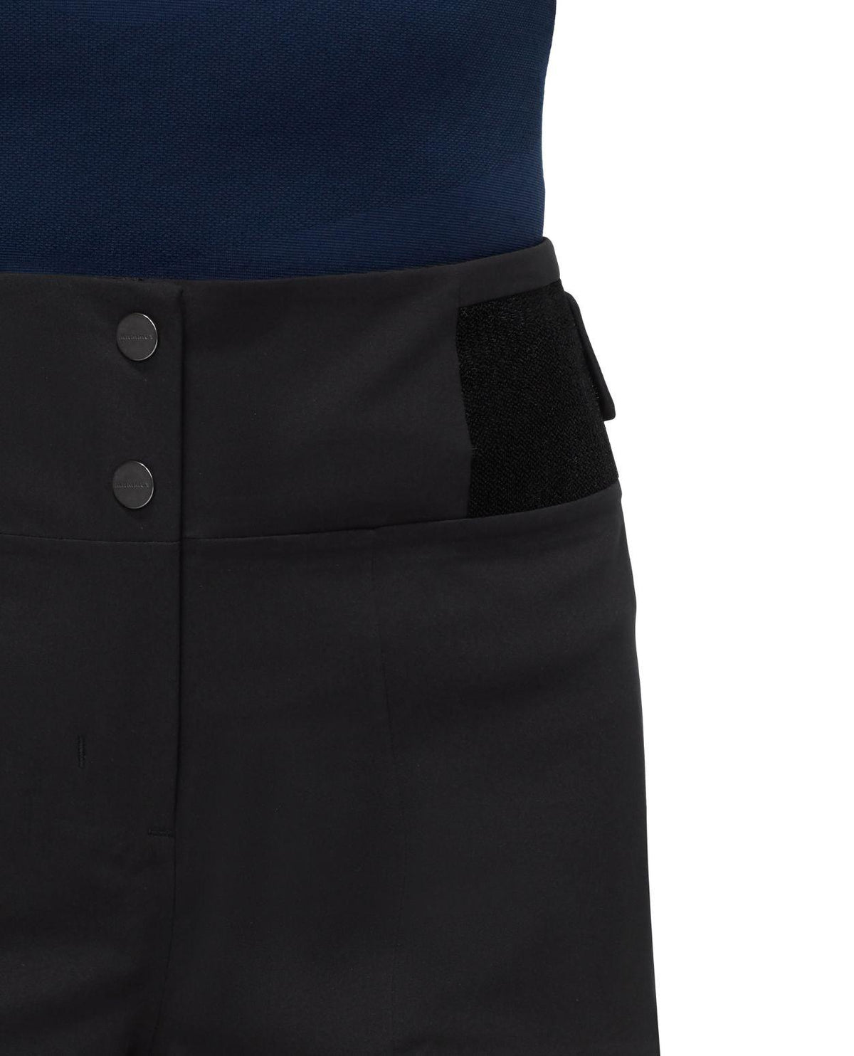 Närbild på midjan och knäppningen på de svarta damhardshellbyxorna Mammut Stoney HS Pants Women.