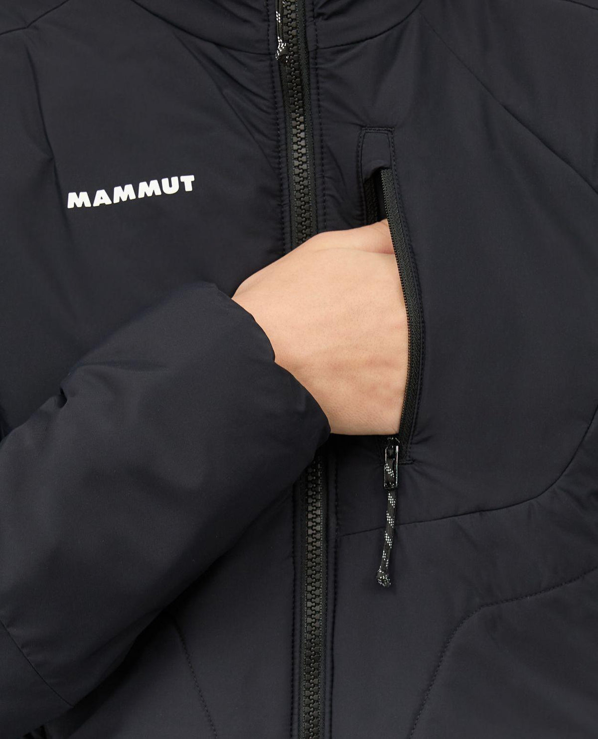 Mammut Aenergy Air IN Hooded Jacket Women - Svart bröstficka detalj