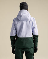 Baksida av Arc'teryx Rush Jacket Women i färg Mistline och mörkgrönt, visande huva och passform.