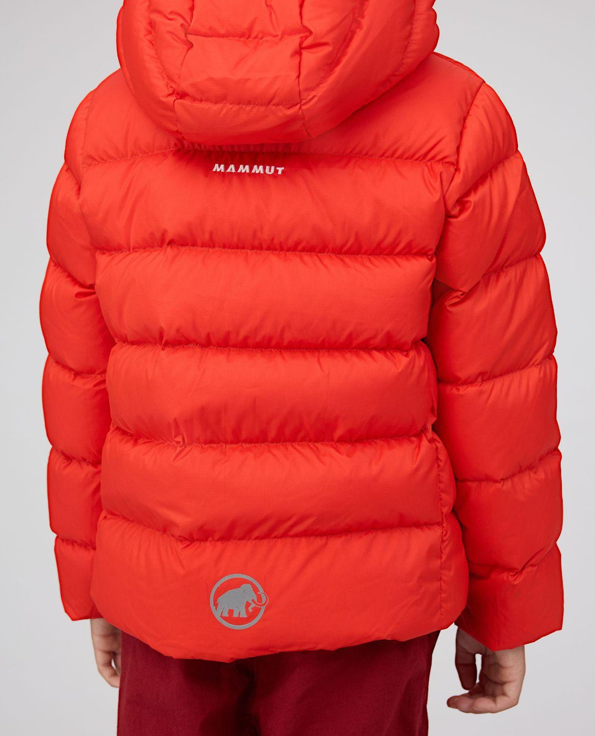 Mammut Waymarker IN Hooded Jacket Junior - Röd dunjacka sedd bakifrån med reflexdetaljer