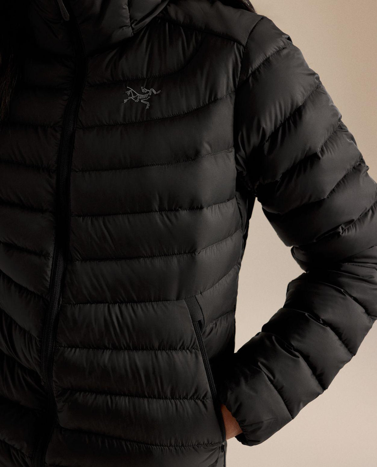Arc'teryx Cerium Hoody damjacka i svart färg som visar detaljer på bröstet.
