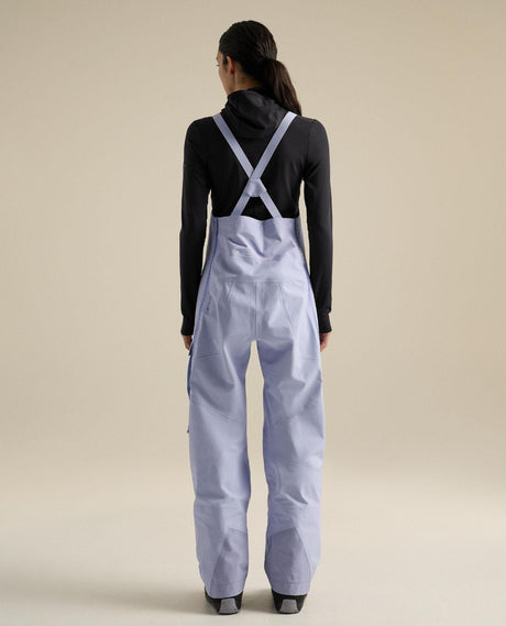 Arc'teryx Sentinel Bib Women i lila färgsättning sett bakifrån, designade för freeride och toppturer med praktiska hängslen.