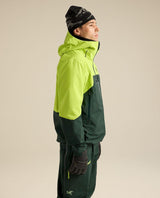Arc'teryx Rush Jacket Men i Mantis/Dark Jade, visad från sidan på skidåkare.