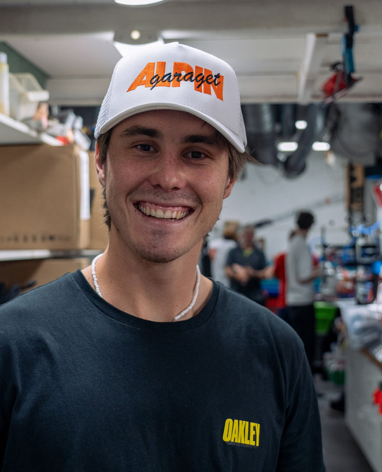 Alpingaraget Magnus Logo - Vit 