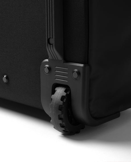 D_b_ Hugger Roller Bag 90L - Black Out - Resväskor - Alpingaraget