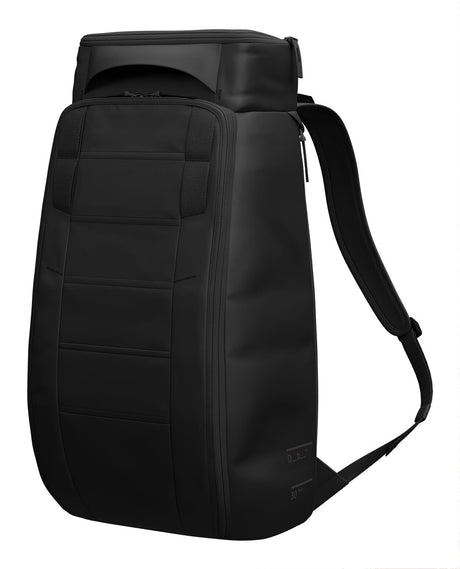 D_b_ Hugger Backpack 30L - Black Out - Ryggsäckar - Alpingaraget