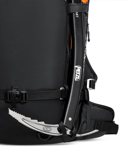 Mammut Free 28 Removable Airbag 3.0 - Detaljbild på isyxefäste med svart isyxa - Alpingaraget